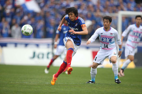 Ở tuổi 41, Nakamura (áo sẫm) chọn xuống chơi tại J.League 2 với hy vọng được tiếp tục ra sân