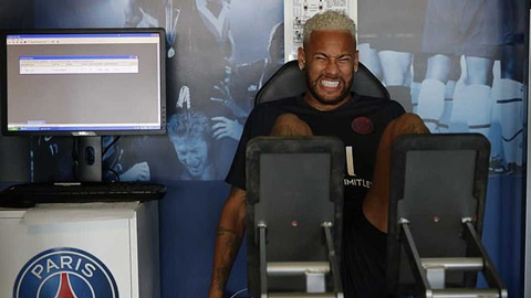 Neymar nhăn nhó trở lại PSG tập luyện