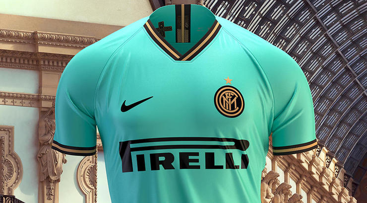 Mẫu áo đấu sân khách sẽ được Inter Milan sử dụng trong mùa giải 2019/20 với chủ đạo là màu xanh lá nhạt. Ngoài ra, viền cổ và tay áo được làm nổi bật bằng màu vàng đen