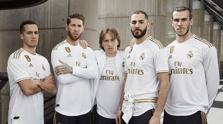 Như thường lệ, Real Madrid luôn sử dụng trang phục màu trắng cho những trận đấu trên sân nhà Bernabeu. So với mùa trước, từ logo tới tên nhà tài trợ lẫn 3 sọc ngang trên vai cũng đều màu vàng