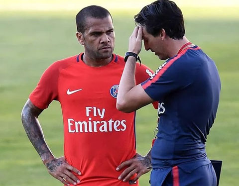 Alves sẽ tái ngộ Emery ở Arsenal?