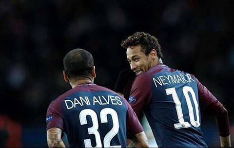 Alves còn xuất sắc hơn cả Neymar, người đồng đội ở PSG và ĐT Brazil