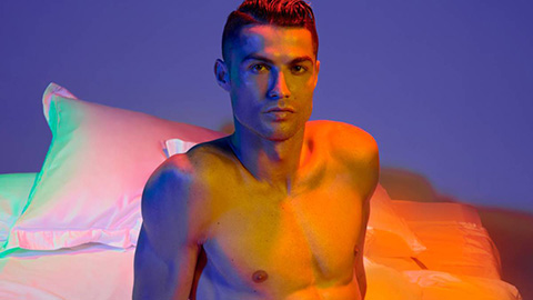 Ronaldo mặc quần lót khoe dáng táo bạo