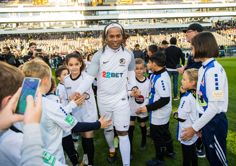 Ronaldinho vẫn có sức hút rất lớn với NHM bóng đá
