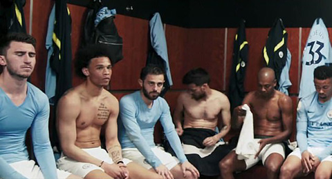 Các cầu thủ Man City chăm chú lắng nghe lời Pep