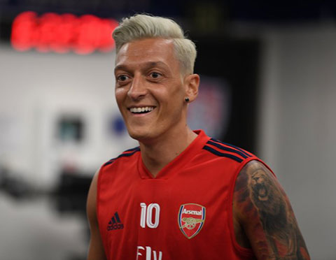 Oezil cười tươi, Arsenal đau quặn
