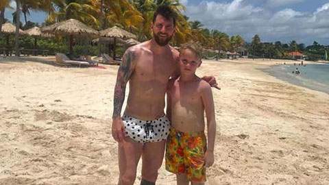 Messi luyện công cùng cậu bé 11 tuổi ở Caribbean