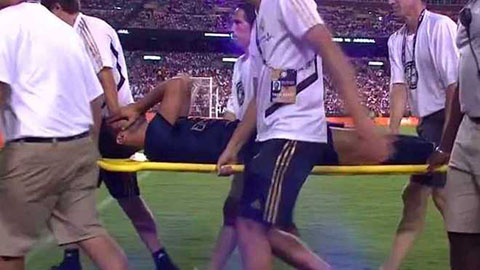 Asensio buộc phải rời sân bằng cáng, lên ô tô đi bệnh viện