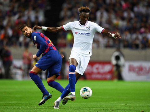 Abraham (áo trắng) ghi bàn vào lưới Barca giúp Chelsea có thắng lợi 2-1