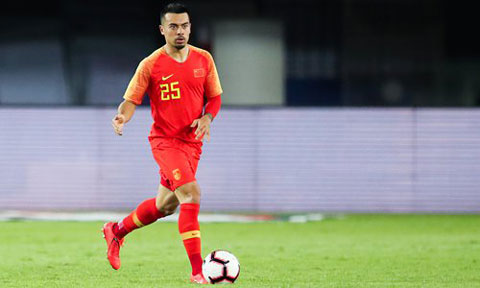 Nico Yennaris (tên tiếng Trung là Li Ke) đã trở thành cầu thủ nhập tịch đầu tiên thi đấu cho ĐTQG Trung Quốc
