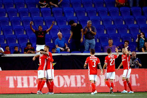 Cầu thủ Benfica ăn mừng chiến thắng trước Fiorentina