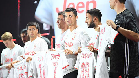 Ronaldo và De Ligt làm mẫu, Juve tranh thủ khoe áo đấu ở Thượng Hải