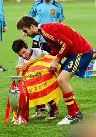 Fabregas và Pique bị Ceballos  chửi vì ăn mừng với cờ Catalan