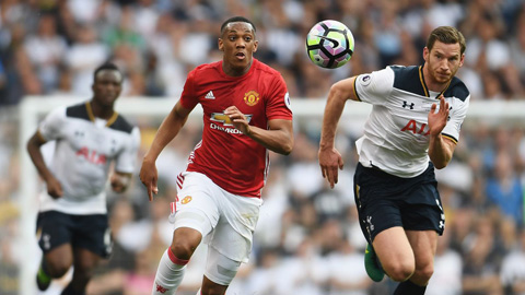 Martial (trái) liên tục khiến hàng thủ Spurs vất vả