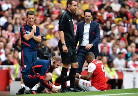 Arsenal sớm phải chịu tổn thất khi Lacazette rời sân vì chấn thương ở phút 12