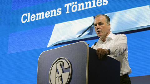 Chủ tịch Tonnies của Schalke đang bị làng túc cầu Đức phản đối kịch liệt về phát biểu mang tính phân  biệt chủng tộc