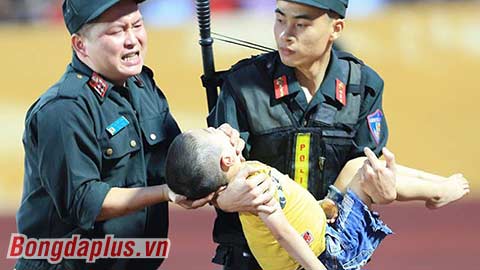 Fan nhí phải đi cấp cứu ở trận DNH Nam Định - HAGL