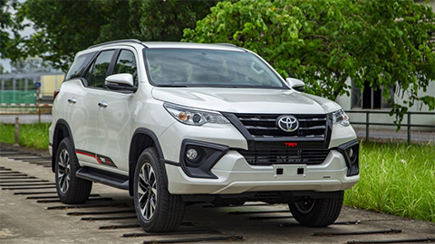 Toyota Fortuner 2019 giảm giá mạnh trong tháng Ngâu, đối đầu Honda CR-V, Hyundai Santa Fe