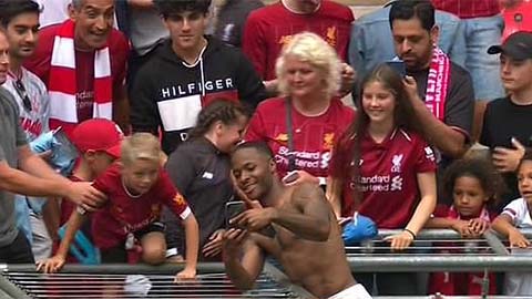 Sterling thể hiện hành động cao thượng với fan Liverpool