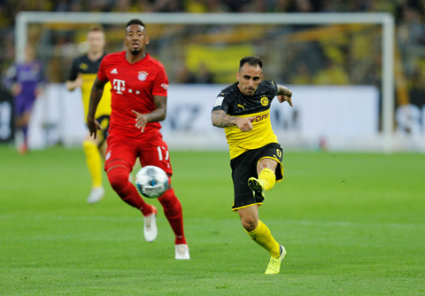 Paco Alcacer (phải) sẽ là cánh chim đầu đàn trên hàng công của Dortmund trong mùa giải mới