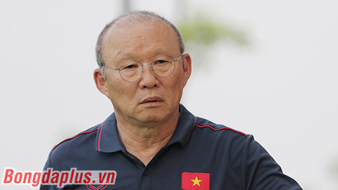 Thầy Park chỉnh cách đỡ bóng cho cầu thủ U22 Việt Nam