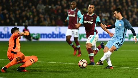 Cái duyên ghi bàn của David Silva (phải) với mành lưới West Ham sẽ giúp Man City đại thắng trận ra quân