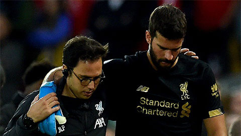 Fan Liverpool suy sụp vì chấn thương của Alisson