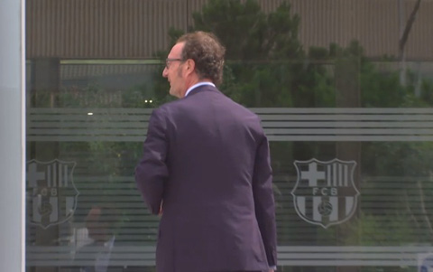 Luật sư Juan de Dios Crespo xuất hiện tại văn phòng CLB Barca