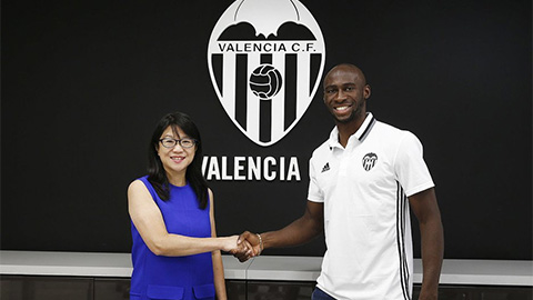 Mangala rời Man City, ký hợp đồng 2 năm với Valencia