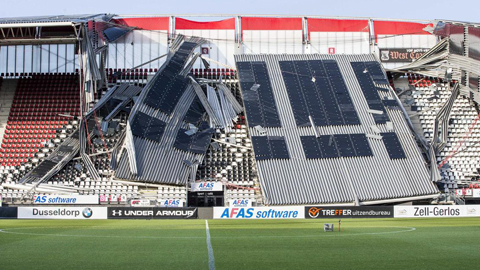 Hậu trường sân cỏ 14/8: Mái che sân AZ Alkmaar sập vì pin năng lượng mặt trời