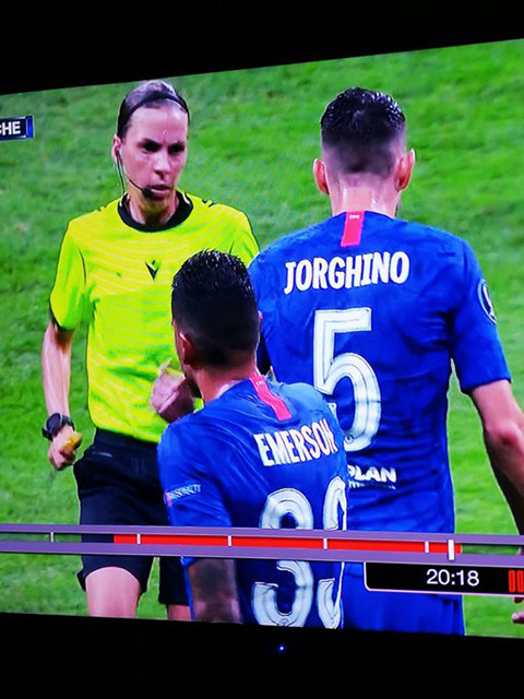 Jorginho in bị in sai tên trên áo đấu