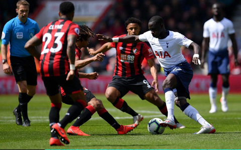 Thể lực tốt giúp Sissoko (áo sáng) tự tin đột phá giữa vòng vây của 3 cầu thủ Bournemouth