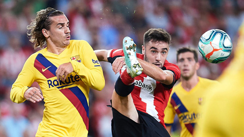 Griezmann (trái) trong một pha tranh chấp với cầu thủ Bilbao