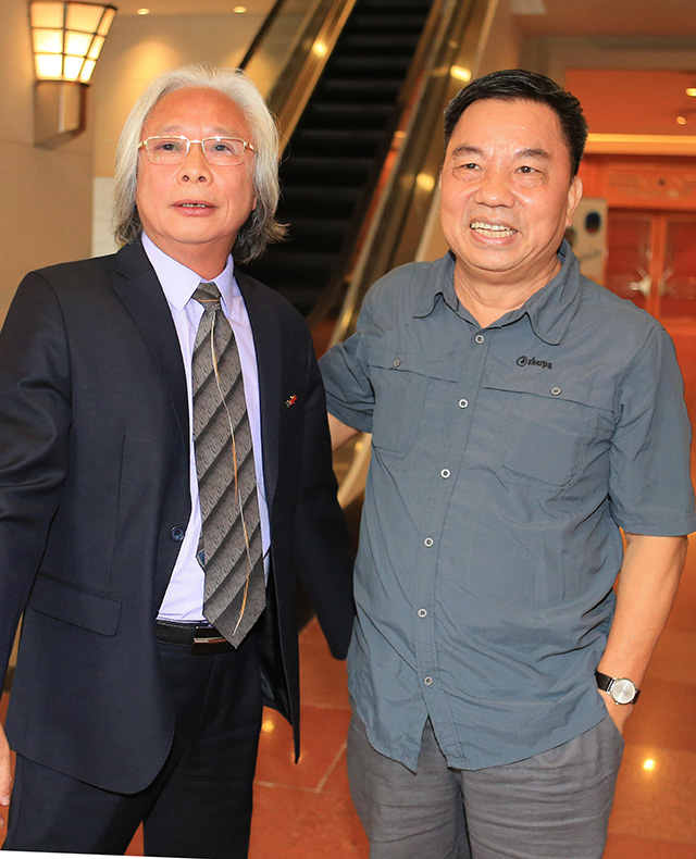 Ông Đỗ Quý Doãn, nguyên Thứ trưởng Bộ TTTT (phải) tin tưởng Báo Bóng đá sẽ tiếp tục giữ vững vị trí số 1 trong làng Báo chí Thể thao Việt Nam