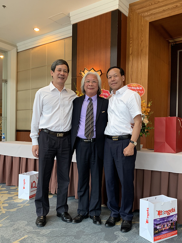 Ông Chu Xuân Minh, Thẩm phán Tòa án Nhân dân Tối cao (trái) và ông Ông Đào Bá Sơn, Phó chánh án Tòa án Hà Nội (phải) vui mừng trước sự lớn mạnh của Báo Bóng đá