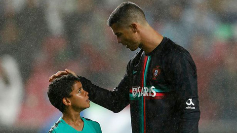 Hậu trường sân có 23/8: Ronaldo chia sẻ cách rèn con