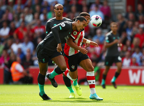 Trung vệ Van Dijk (trái) thường xuyên dâng cao tận giữa sân gây sức ép với cầu thủ tấn công của Southampton tại vòng 2
