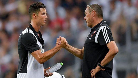 Sarri (phải) không phải là HLV mà Ronaldo tiến cử cho Juve