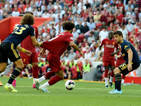 Luiz có hành vi kéo áo Salah và Arsenal phải nhận bàn thua từ chấm phạt đền
