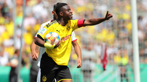 Măng non 14 tuổi lập hat-trick trong 8 phút cho U19 Dortmund khiến châu Âu rúng động