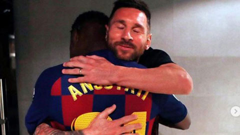 Fati nhận cái ôm thắm thiết từ Messi