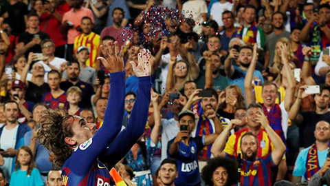 Hoàn tất cú đúp, Griezmann tung confetti và trở thành người đầu tiên ăn mừng kiểu này tại Camp Nou