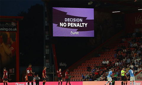 Màn hình lớn trên sân Vitality hiện dòng chữ “No penalty” dù Silva (số 21) bị Lerma phạm lỗi trong vòng cấm