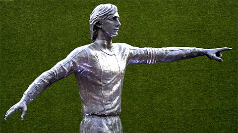 Thánh Johan Cruyff được Barca dựng tượng ở Nou Camp
