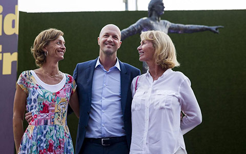 Vợ và 2 con của Johan Cruyff bên bức tượng được dựng bên ngoài sân Nou Camp