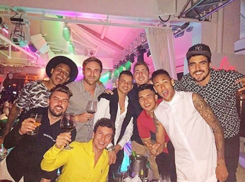 Neymar đi đâu cũng có đám bạn theo tháp tùng