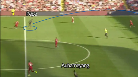 … cho Pepe, người đã vượt qua được Van Dijk và cùng Aubameyang tạo ra tình huống 2 chống 3 ở trước khung thành của Liverpool