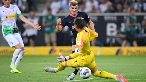 Timo Werner ghi cả 3 bàn trong chiến thắng 3-1 của Leipzig trước M’gladbach 