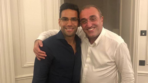 Falcao chụp ảnh vui vẻ với Abdurrahim Albayrak - Phó chủ tịch CLB Galatasaray
