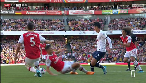 Pha phạm lỗi nghiệp dư của Xhaka với Son Heung Min khiến Arsenal phải chịu 1 quả penalty